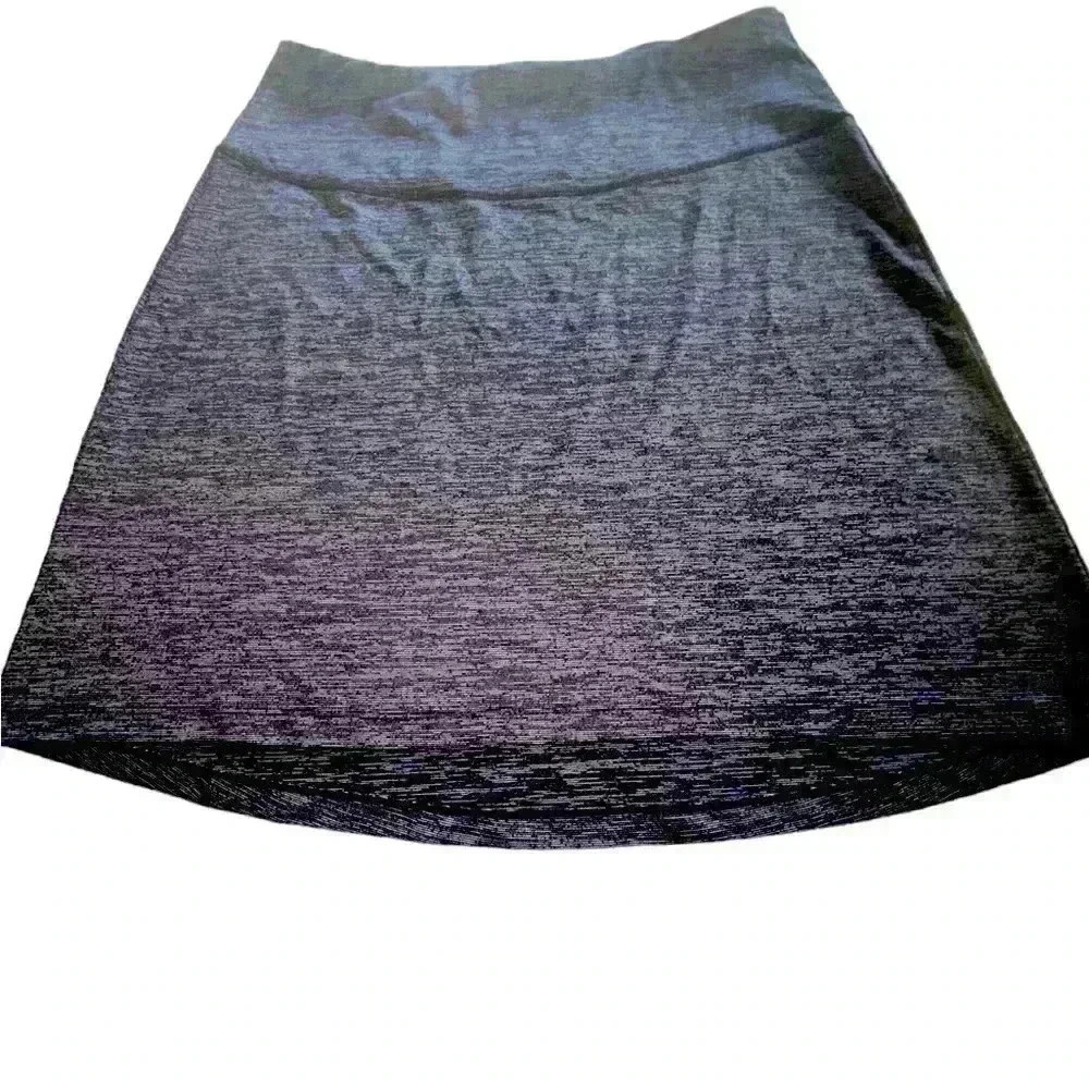 Medium Mondetta yoga band micro stripe stretch skirt grey/ black.Slight Hi/ lo